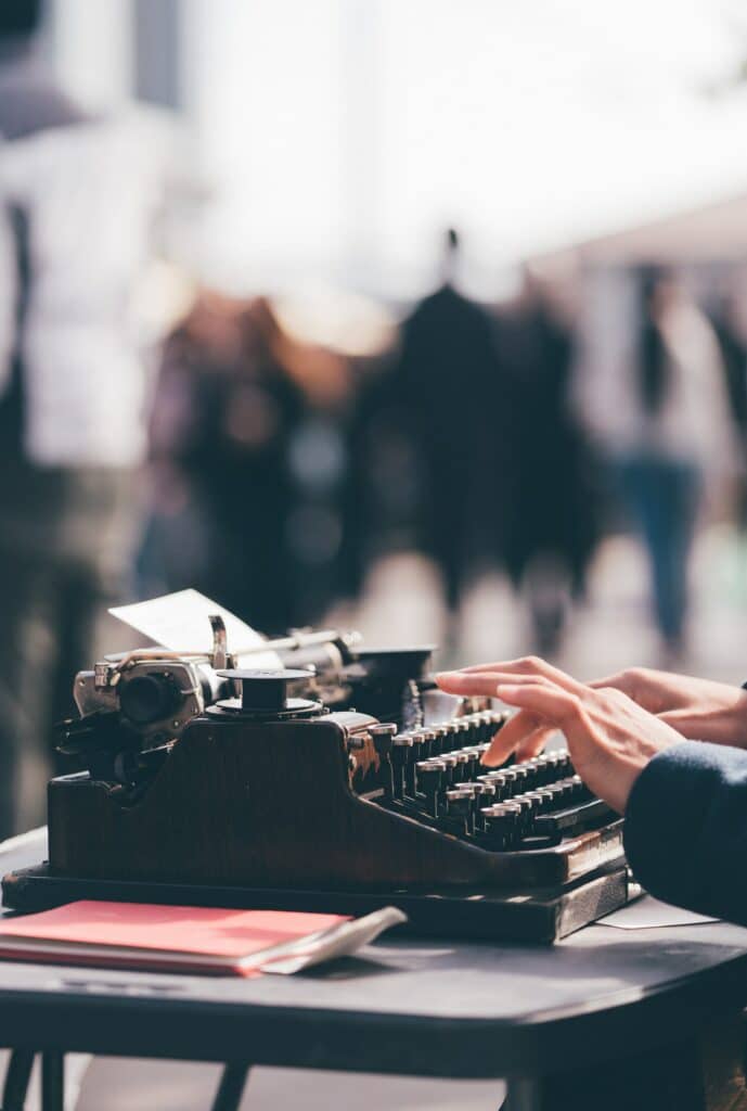 Hände Die An Einer Schreibmaschine Schreiben